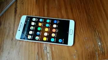 A picture of samsungsamsung c7 pro internal 64gb ram 4 haina kipengele imenyooka