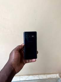 A picture of Samsung galaxy s10 cracked bit working well at just 380k