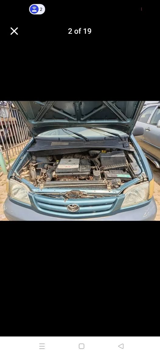 A picture of Toyota Sienna 2002 model