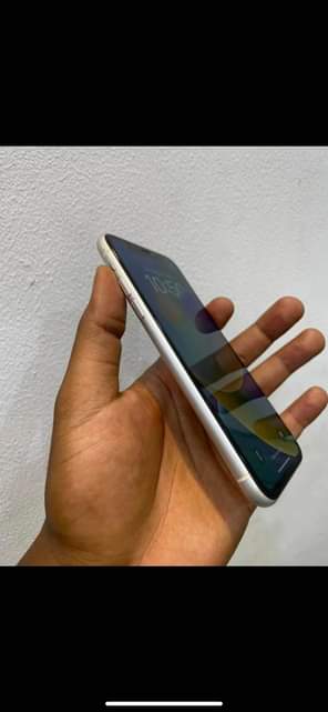 A picture of Iphone Xr GB 64 Face Id TT Battery 100 Bei