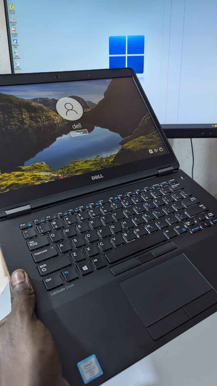 A picture of Dell 7390 i5 8th Gen 8gb touch screen 256ssd btry
