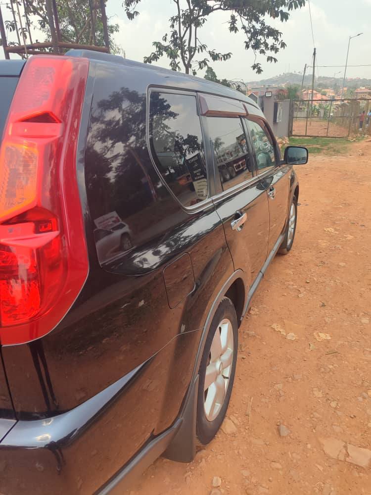 A picture of Nissan extrail 2010
