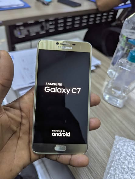 A picture of Sparkling clean SAMSUNG GALAXY C7 64GB 4 with front fingerprint