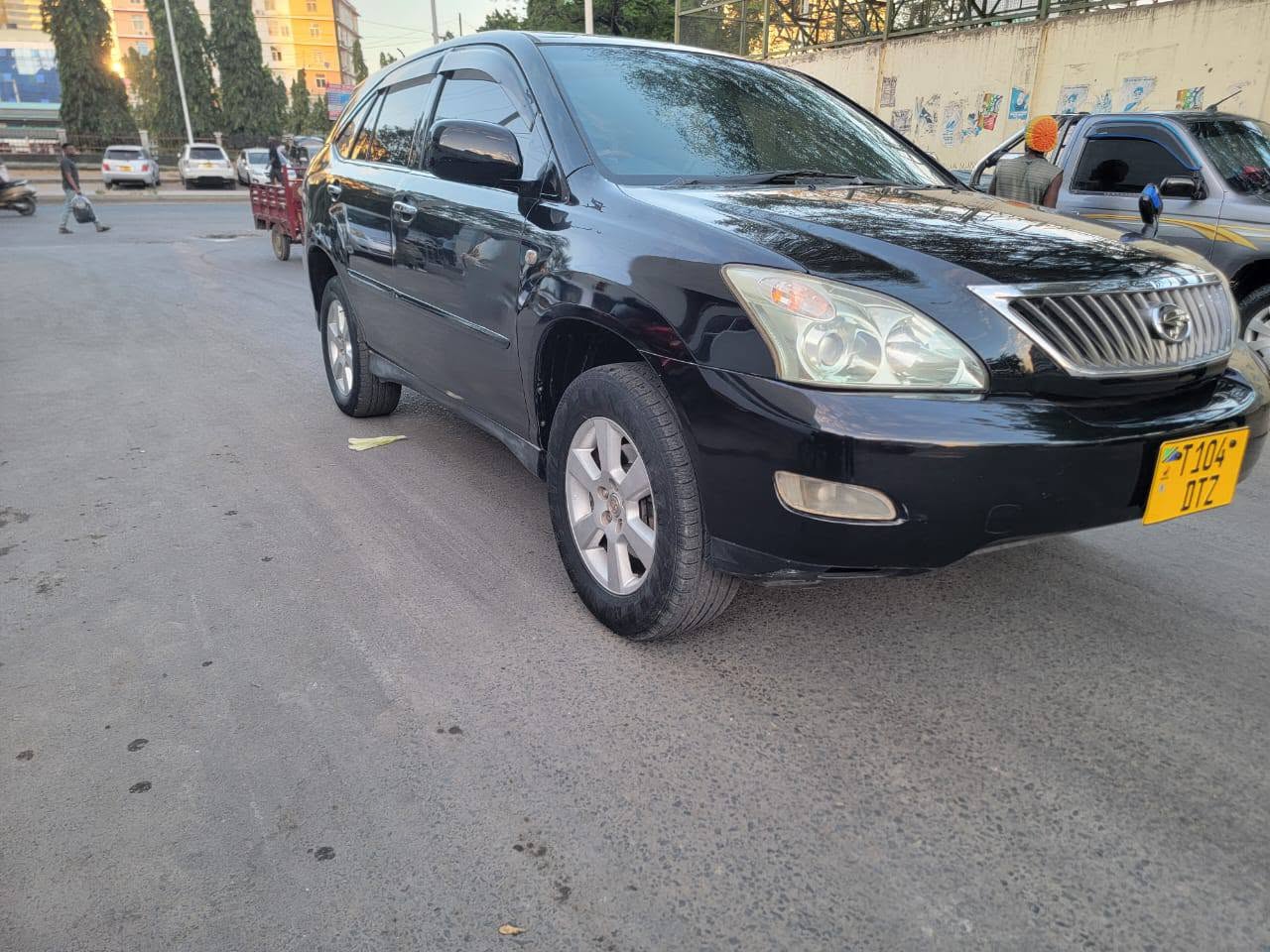 A picture of TOYOTA HARRIER 0767058883
