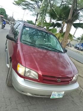A picture of 2000 Toyota sienna XLE Nigerian use working perfectly AC 100