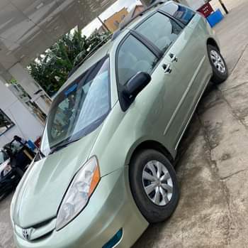 A picture of  2.3m Sharp Distress toyota Sienna 2007 Please come with