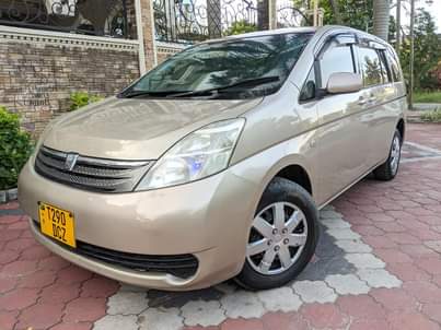 A picture of TOYOTA ISIS