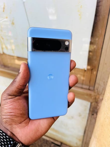 A picture of Good Pixel 8pro with a line onscreen fingerprint 128gb 12gbram