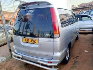 A picture of Toyota Noah 1998 model super extra
