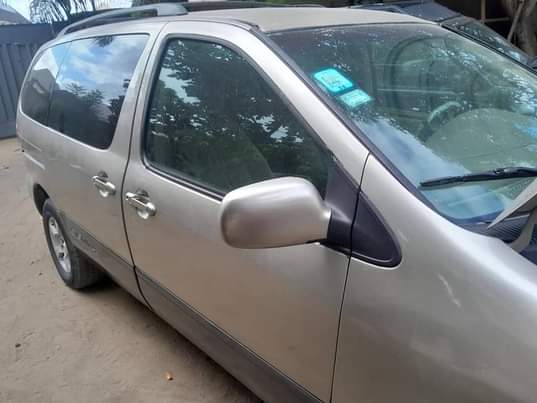 A picture of Toyota sienna 2002