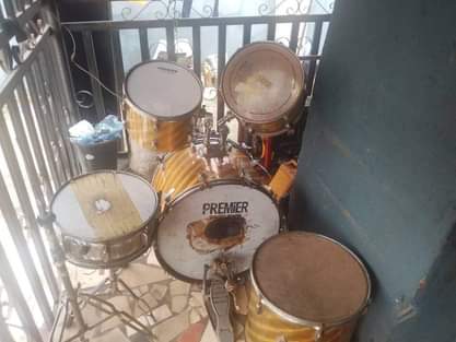 A picture of Drum set