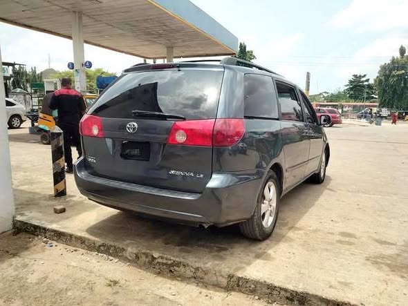 A picture of 09 Toyota sienna