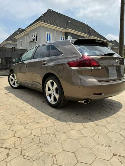 A picture of Full option venza 2010 Pano roof Thumb start Leather interior
