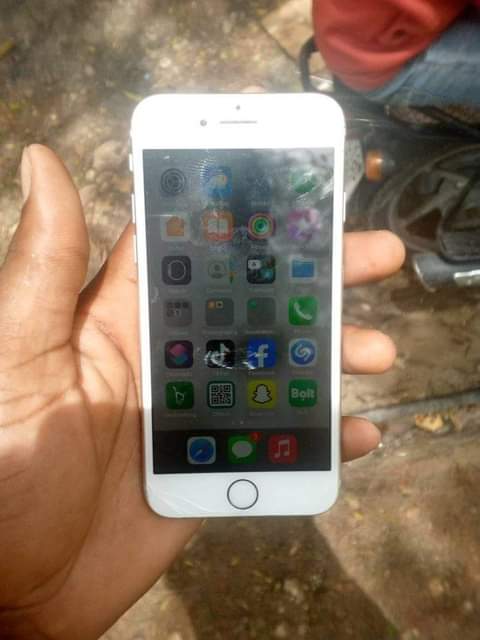 A picture of Oy iPhone 8plain 64 gb no kpengele intaka 200k 0717433115