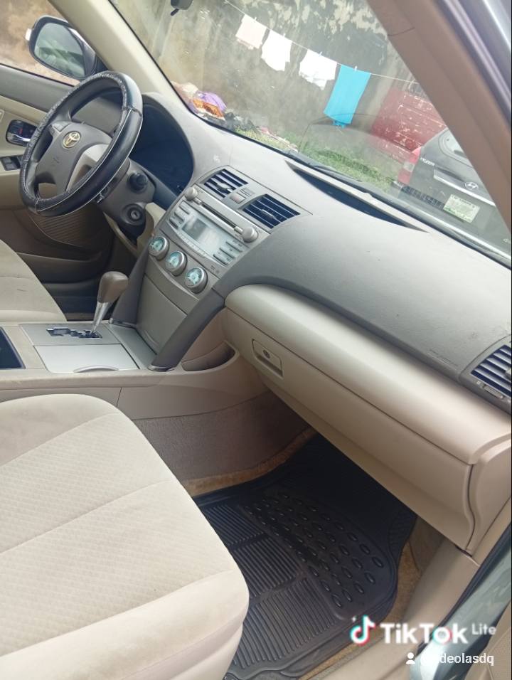 A picture of Toyota Camry 09