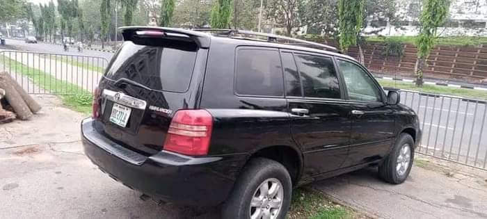 A picture of 2004 TOYOTA HIGHLANDER