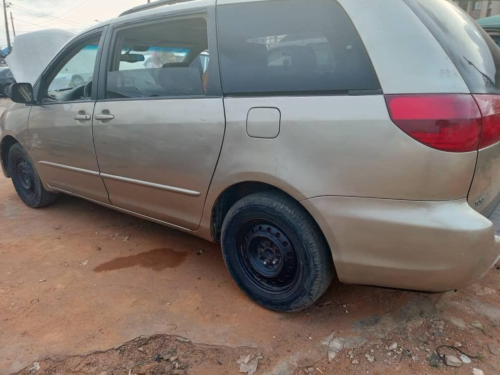 A picture of Toyota sienna 05