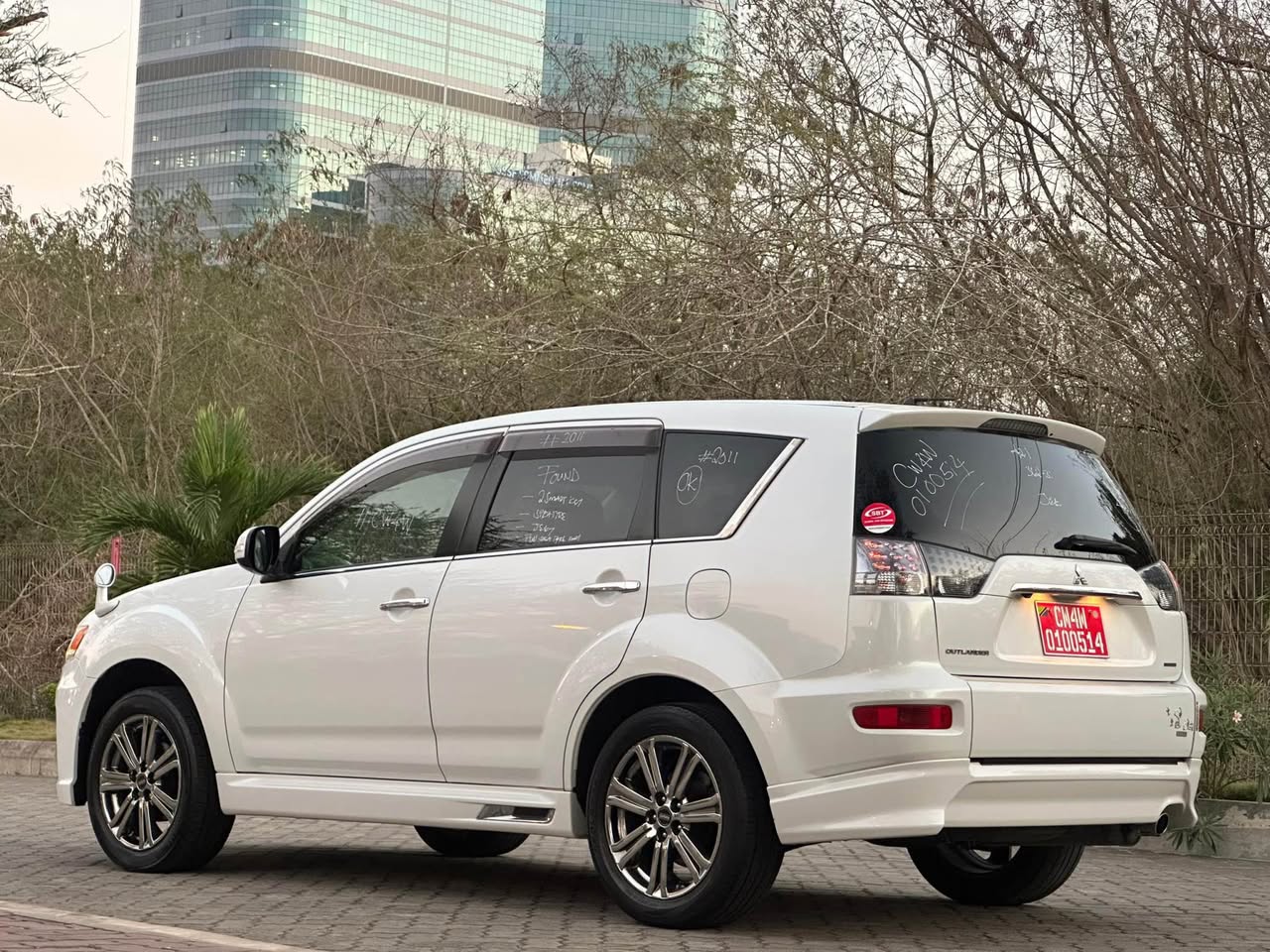 A picture of MITSUBISHI OUTLANDER ROADEST 2011
