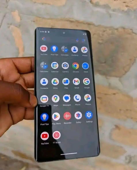 A picture of Google pixel 7pro RAM 8 STORAGE 128 TZS 180 000
