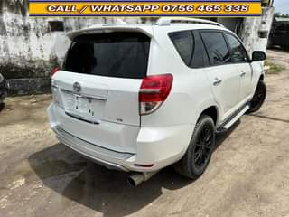 A picture of 2010 Model Toyota Vanguard Sunroof Roof rail Half Leather Seat