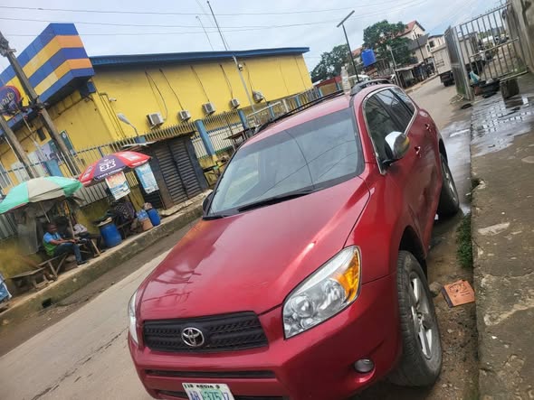 A picture of Toyota rave 08