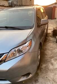 A picture of Toyota sienna 2012 Tokunbo direct accident free Like brand new