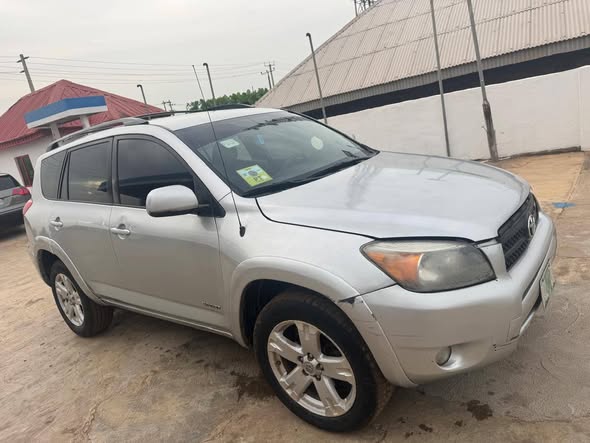 A picture of Clean 2008 Toyota RAV4