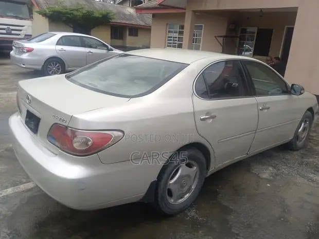 A picture of Lexus es330