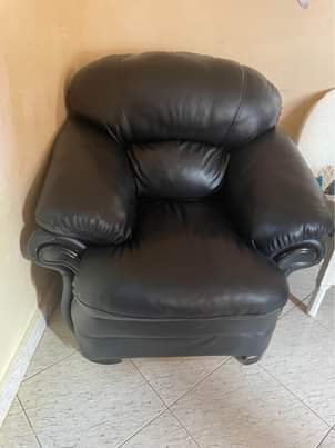 A picture of 6 seater chair set