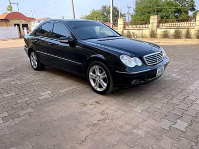 A picture of 4 cylinder Mercedes Benz c180 2006 model with duty Ac