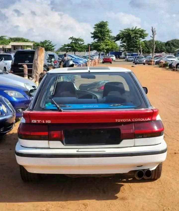 A picture of Toyota Corolla 1991