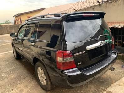 A picture of Nigerian Used Toyota highlander 2005 registered 3row fabric Cracked windshield