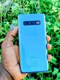 A picture of Samsung S10 plain