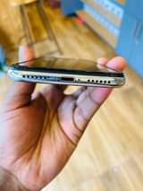 A picture of I phone x gb 256