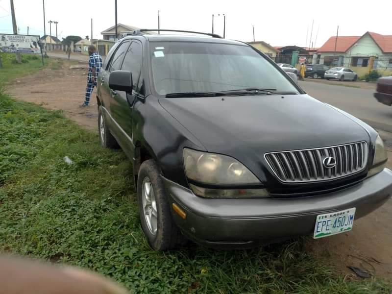 A picture of Lexus Rx 300 first Body Engine Gear AC nothing to