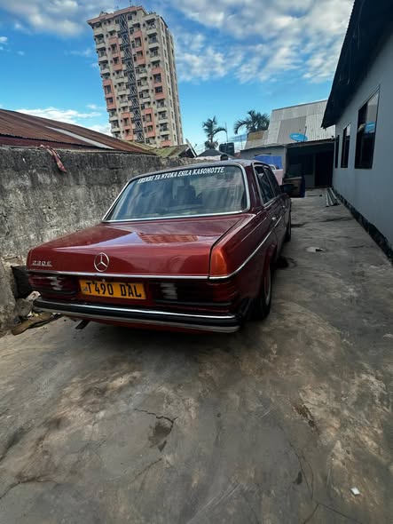 A picture of Mercedez Benz 123 Mwaka 1982 Diesel Manual Left hand Cc