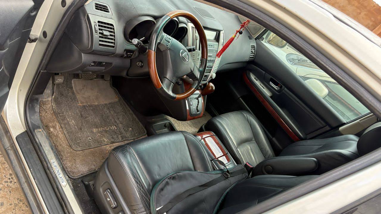 A picture of Lexus RX 330 2005