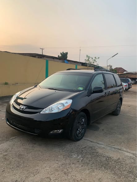 A picture of TOYOTA SIENNA 09 FOR SELL 10 5M TOKUNBO NEW ENTRY