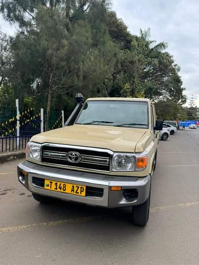 A picture of 2000 LAND CRUISER PICK UP
