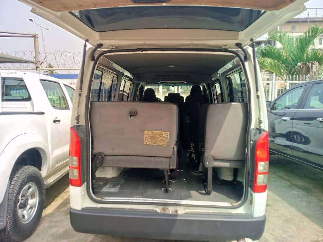 A picture of 2013 Toyota hiace bus