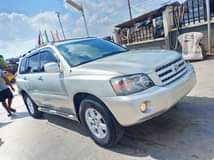 A picture of 2005 Toyota Highlander sound engine smooth transmission AC chilling remote