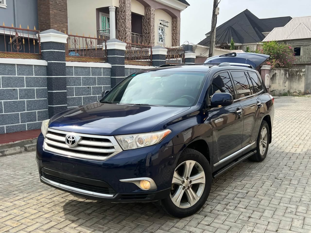 A picture of 013 Toyota Highlander LE