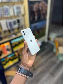 A picture of Iphone 11 gb128