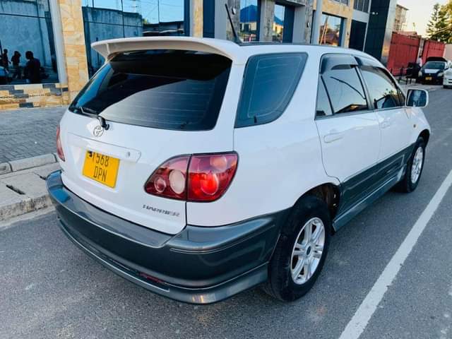 A picture of TOYOTA HARRIER