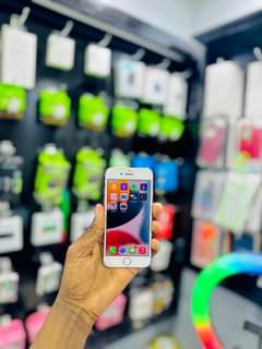 A picture of Offer iphone 7plain GB32