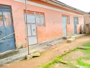 A picture of 5 shops with 4 single rooms behind for sale in