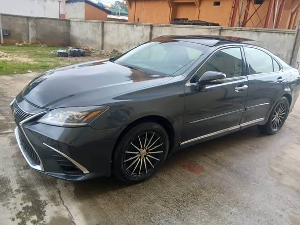 A picture of 2012 LEXUS ES350
