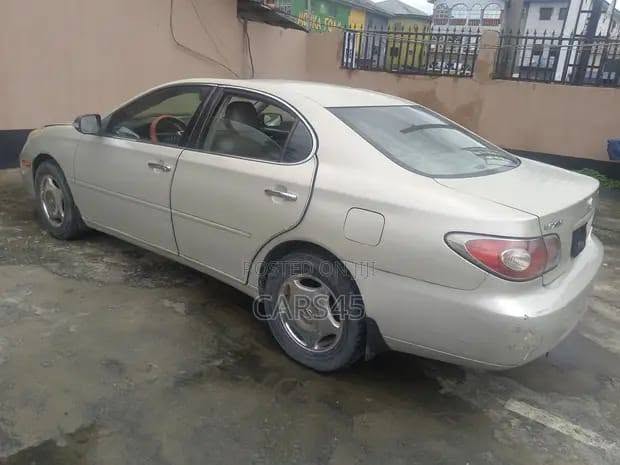A picture of Lexus es330