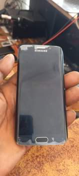 A picture of Ndo mmegoma kunipa hela hiko kioo cha s6 edg
