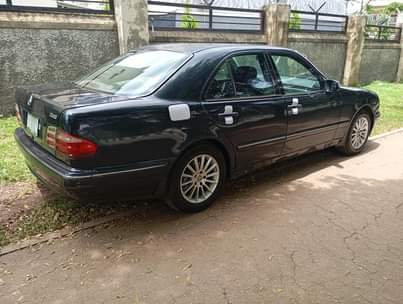 A picture of 2003 MERCEDES BENZ E320